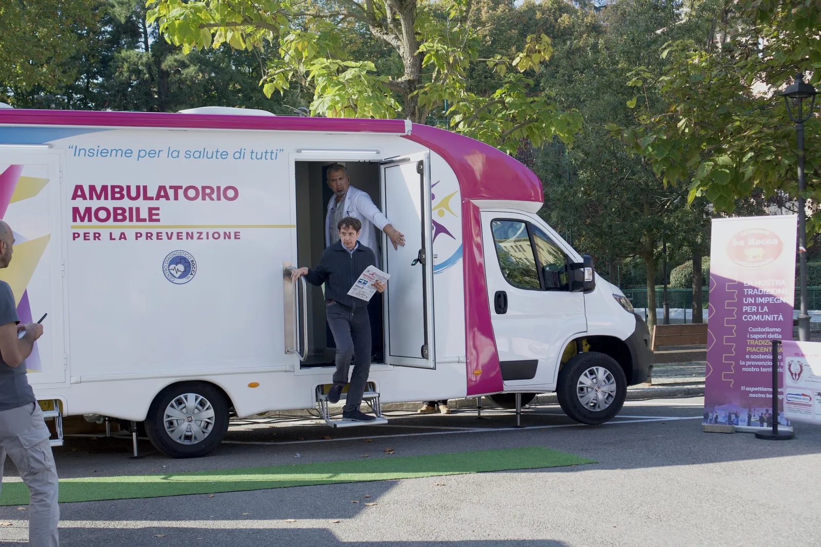 Un signore scende dall'ambulatorio mobile dopo la visita a Castell'Arquato