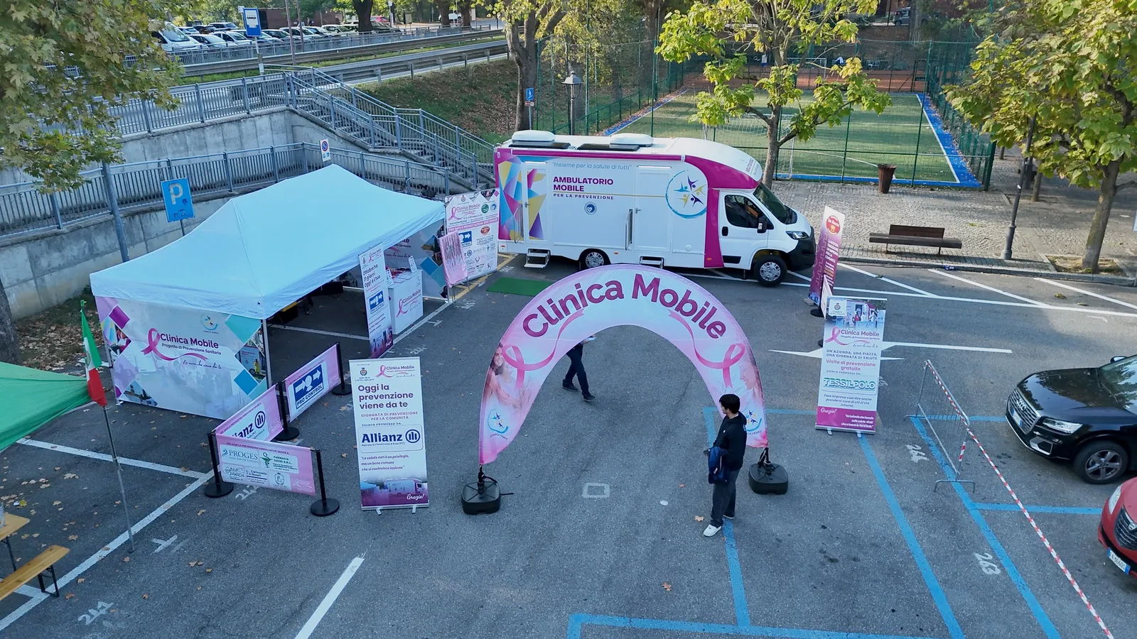 Piazza San Carlo a Castell'Arquato vista dall'alto con l'ambulatorio mobile, il gazebo e l'arco rosa