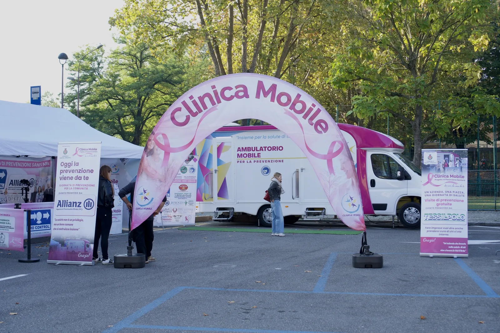 L'arco rosa di Clinica Mobile e l'ambulatorio mobile in Piazza San Carlo all'apertura