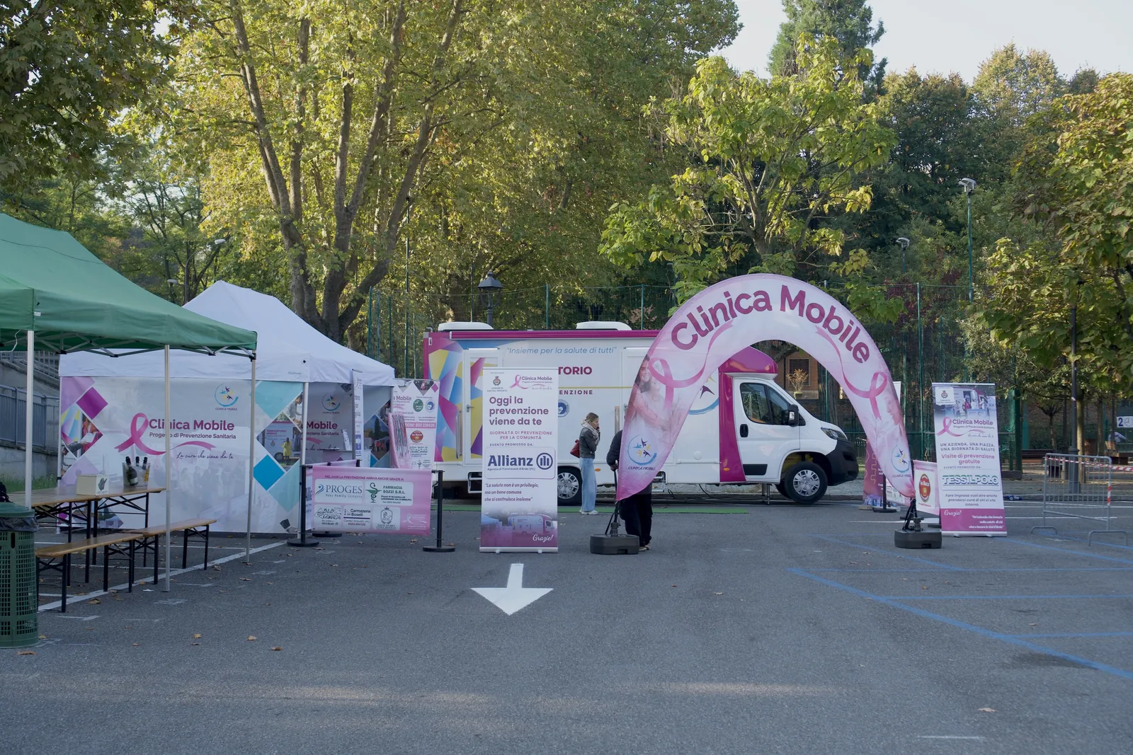 Il gazebo dell'accoglienza e l'ambulatorio mobile sotto gli alberi di Piazza San Carlo