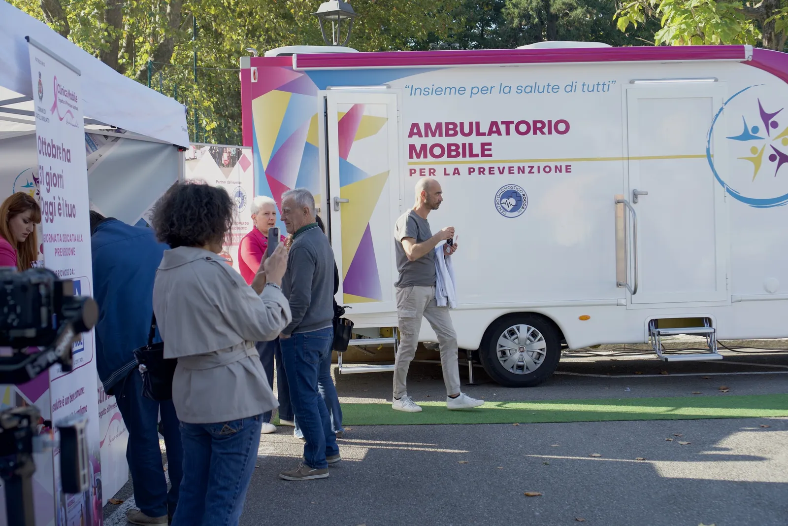 Persone in attesa del turno fra il gazebo e l'ambulatorio mobile a Castell'Arquato