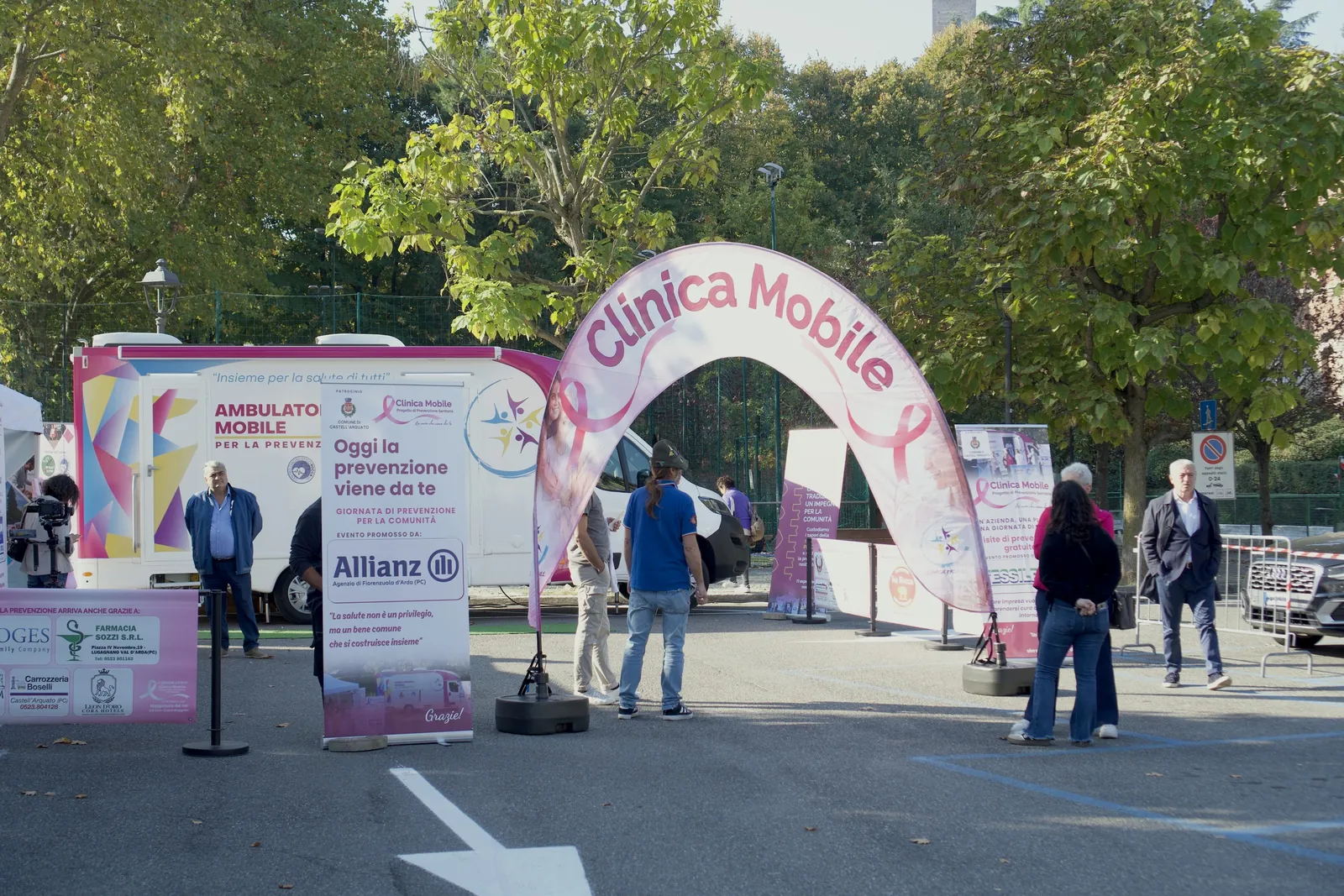 L'arco rosa di Clinica Mobile e le persone che arrivano in Piazza San Carlo