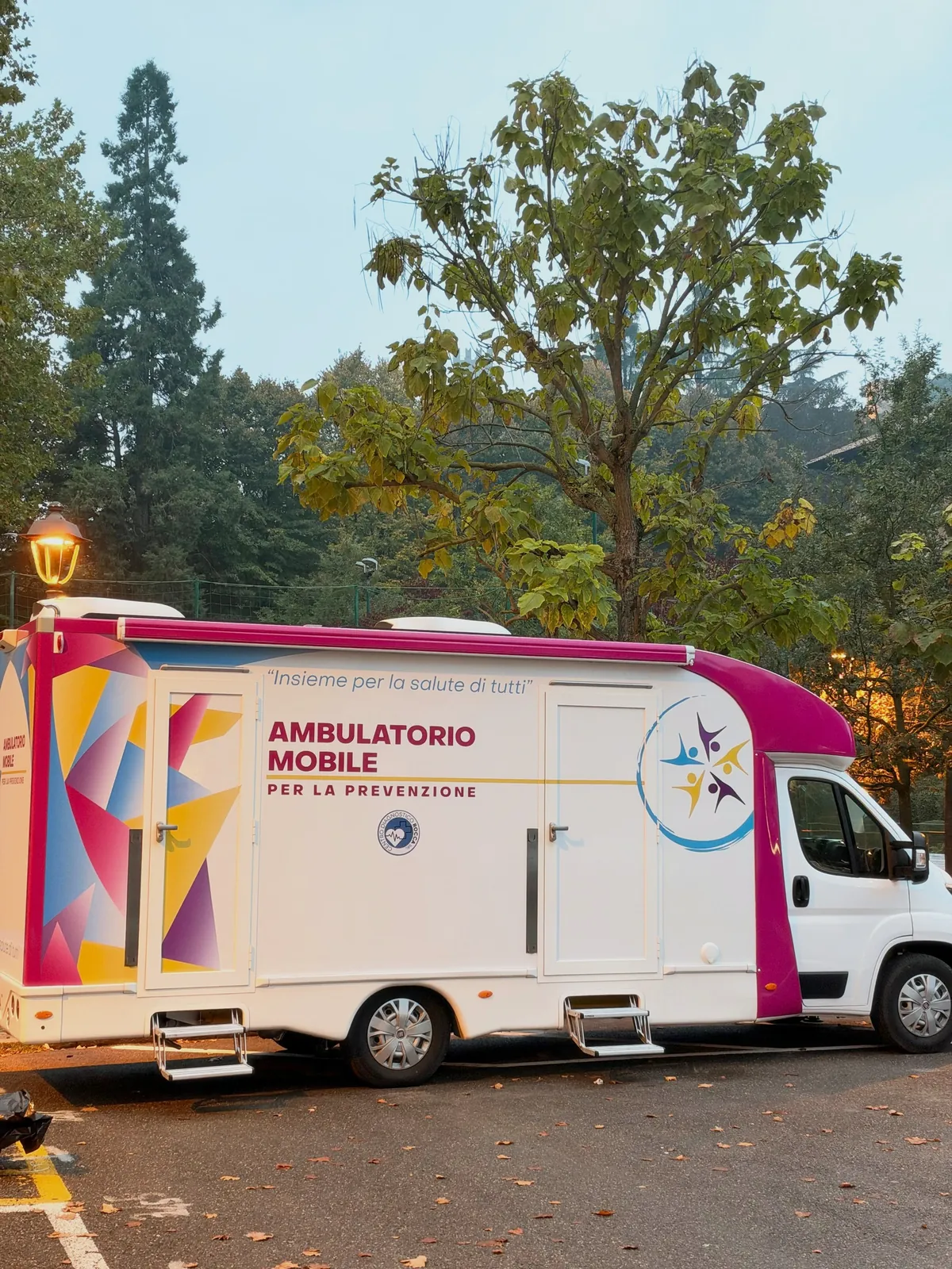 L'ambulatorio mobile al tramonto in piazza a Castell'Arquato, con un lampione acceso