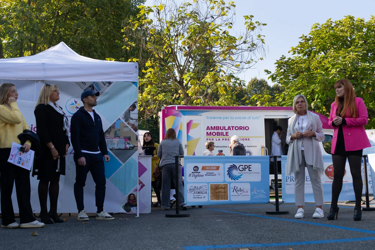 Evento di prevenzione in piazza a Castell'Arquato con l'ambulatorio mobile