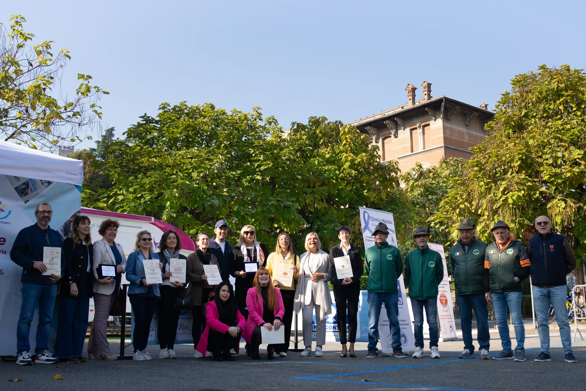 Clinica Mobile a Castell'Arquato: foto di gruppo della giornata di prevenzione in Val d'Arda
