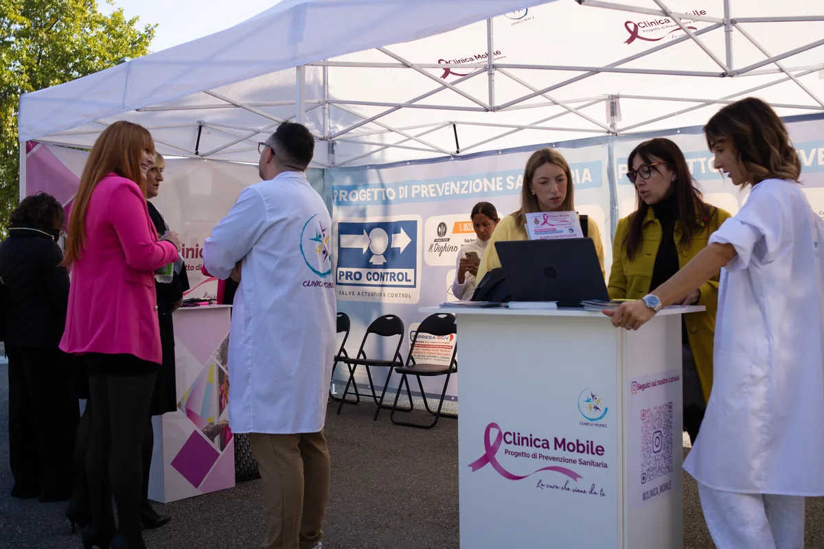 Desk di accoglienza con gli operatori della Clinica Mobile a Castell'Arquato