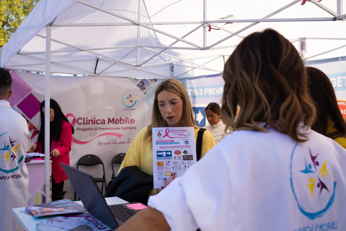 Operatrice della Clinica Mobile al banco informazioni di Castell'Arquato