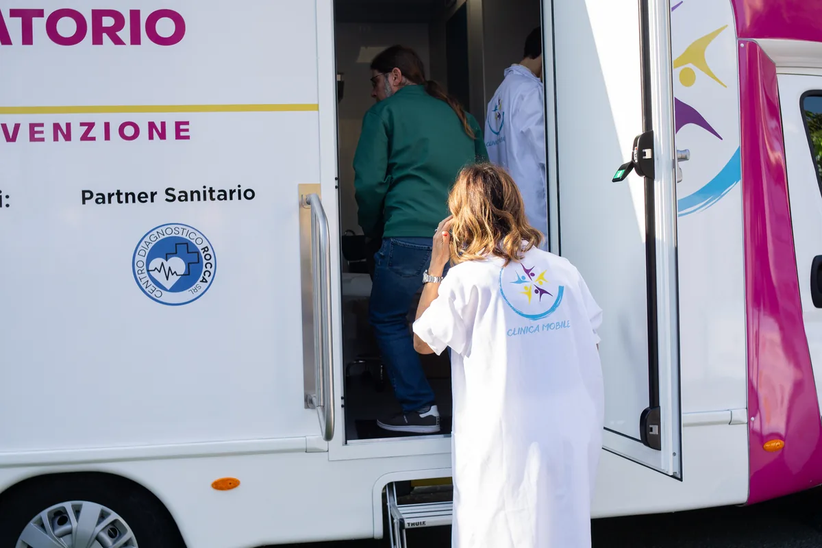Operatrice sanitaria all'ingresso dell'ambulatorio mobile a Castell'Arquato