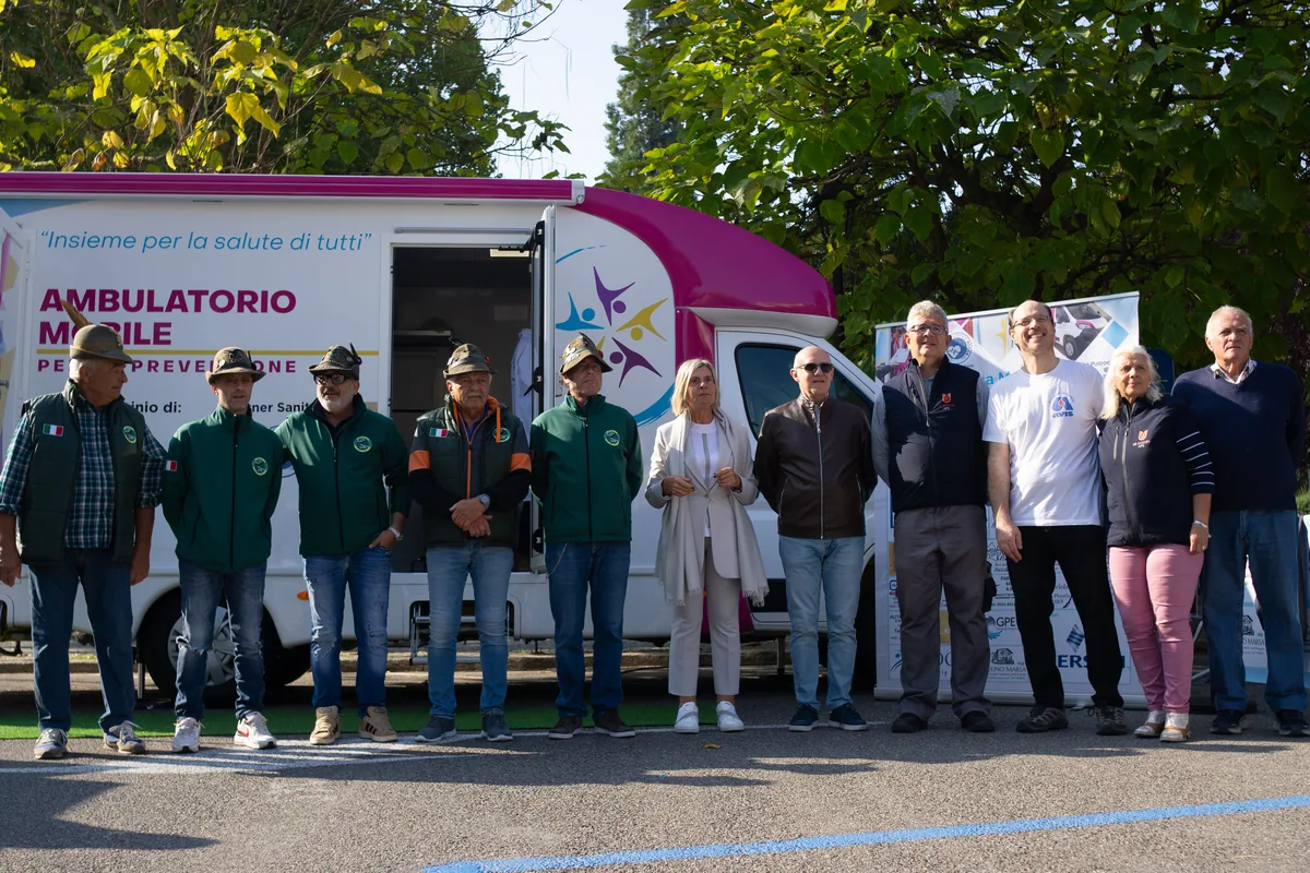 Volontari e partner davanti all'ambulatorio mobile a Castell'Arquato