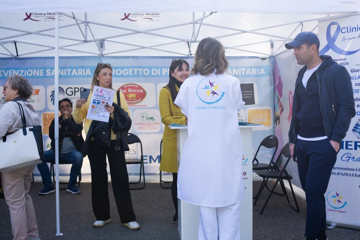 Cittadini in fila ai pannelli informativi sulla prevenzione a Castell'Arquato