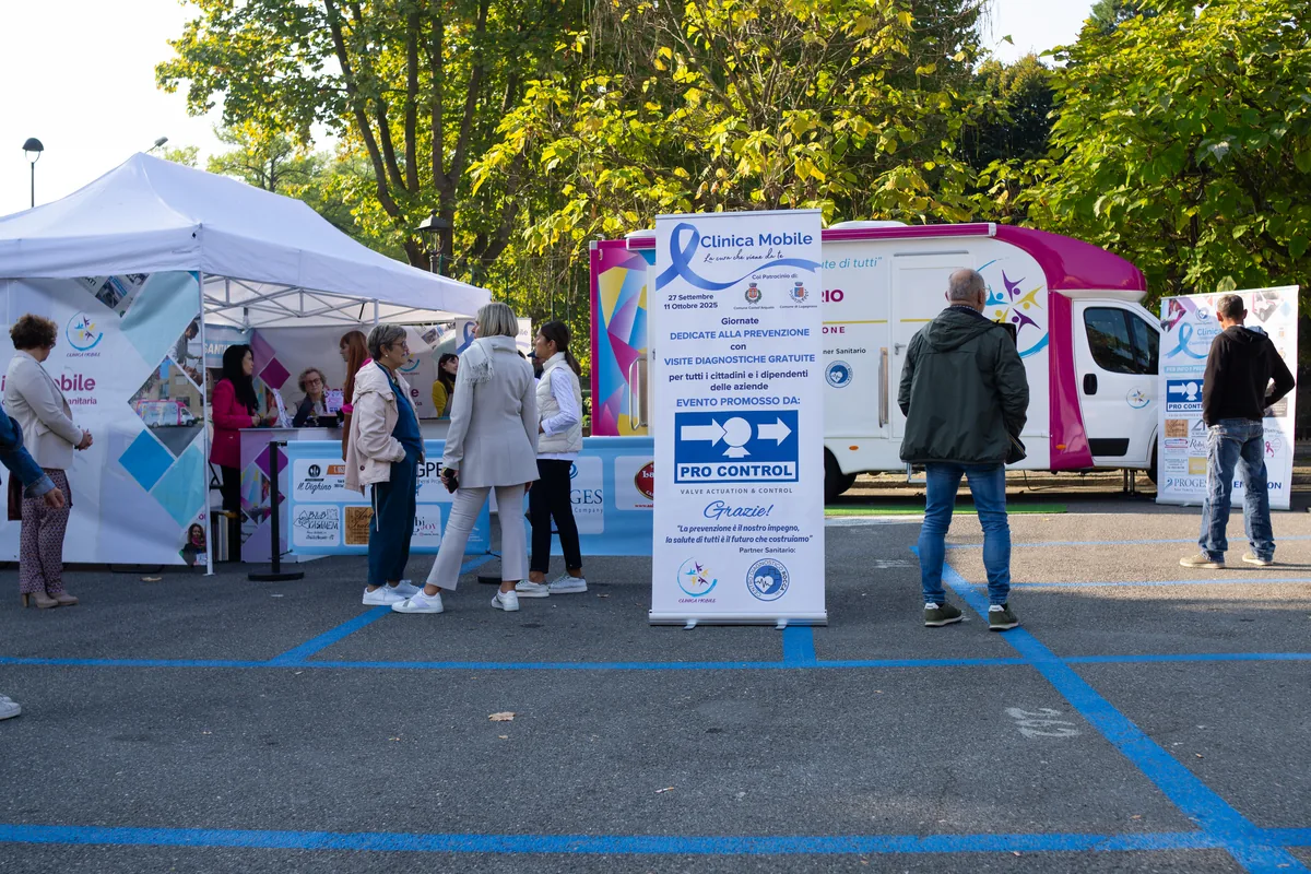 Cittadini visitano gli stand di prevenzione a Castell'Arquato