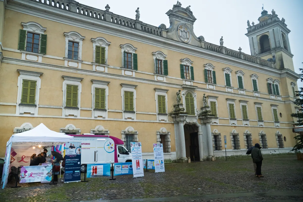 Allestimento dell'evento di prevenzione in piazza a Colorno, davanti alla Reggia