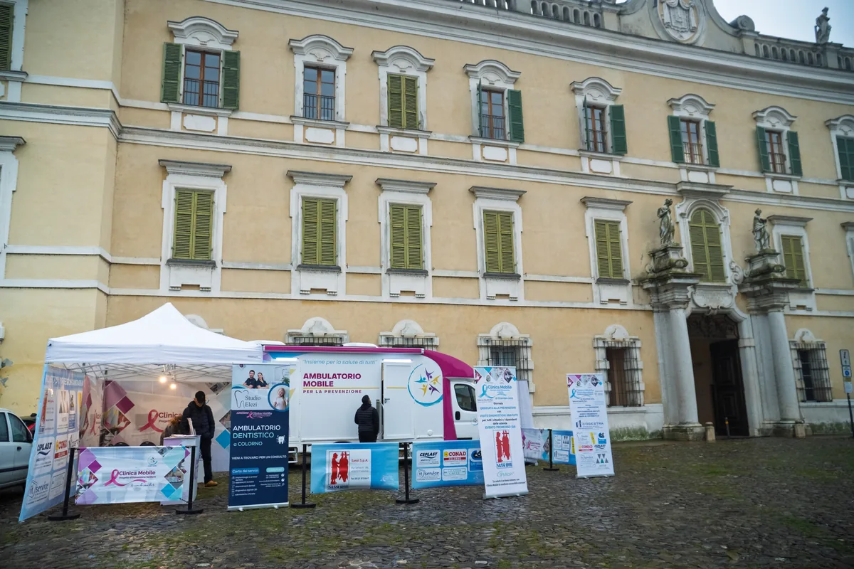 Stand e ambulatorio mobile della Clinica Mobile nella piazza di Colorno