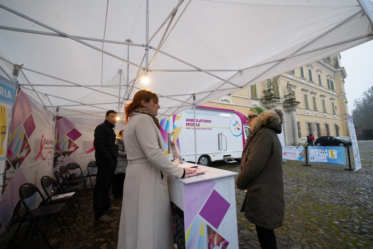 Accoglienza dei cittadini al gazebo della Clinica Mobile a Colorno