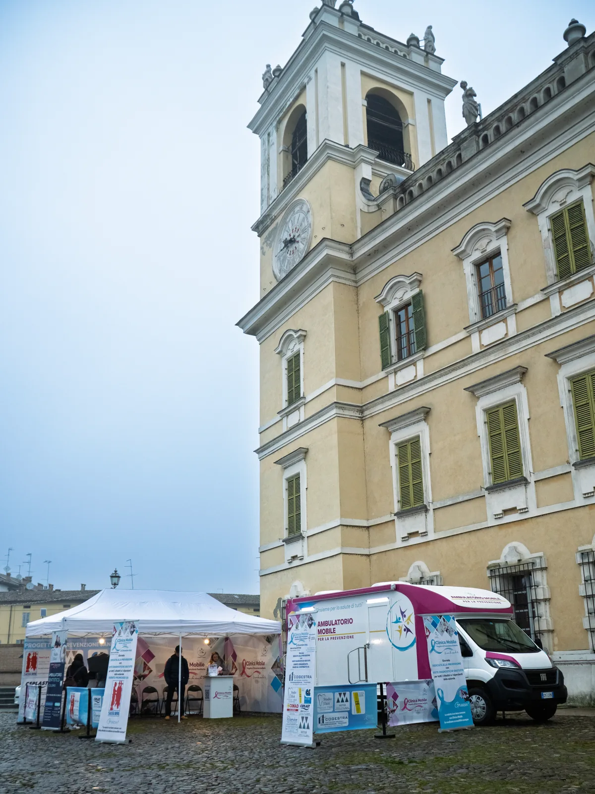 Ambulatorio mobile e gazebo della Clinica Mobile in piazza a Colorno, davanti alla Reggia
