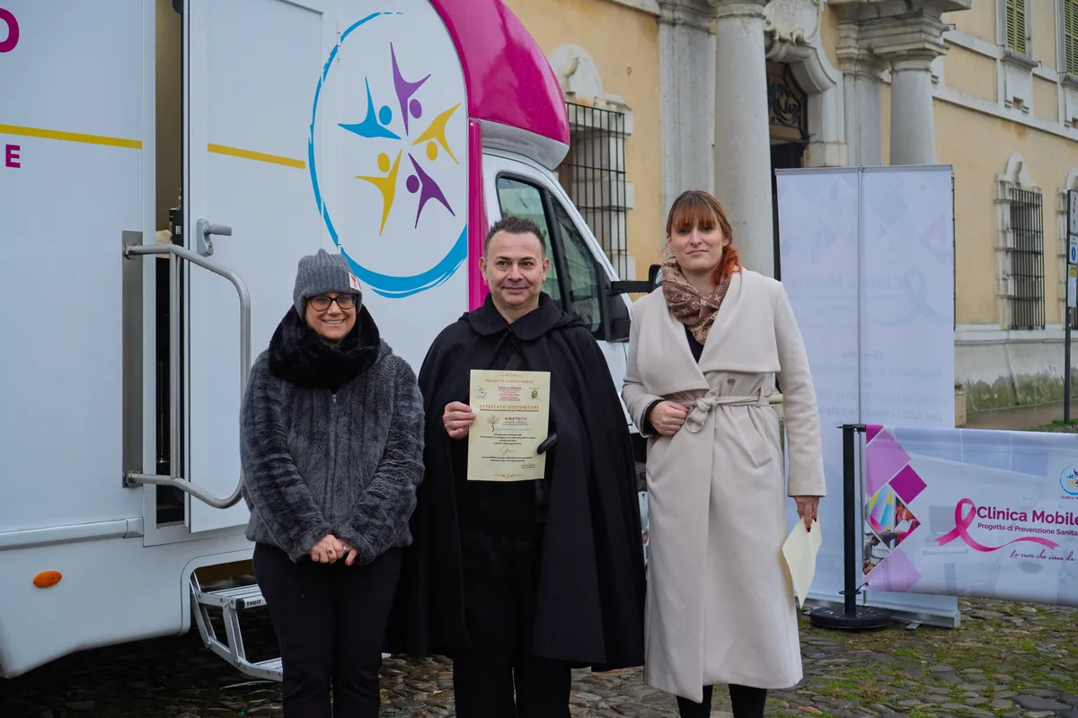Consegna di un attestato a un partner a Colorno