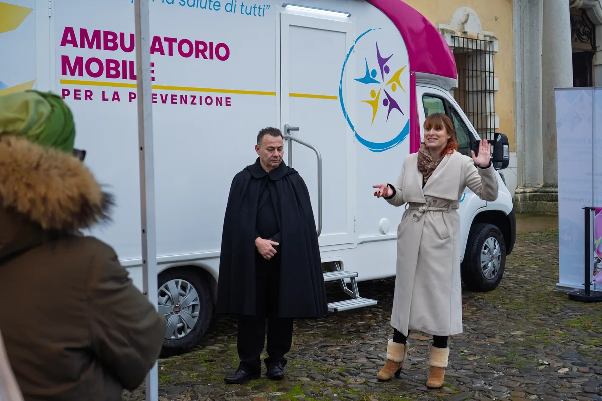 Cittadini e partner davanti all'ambulatorio mobile a Colorno