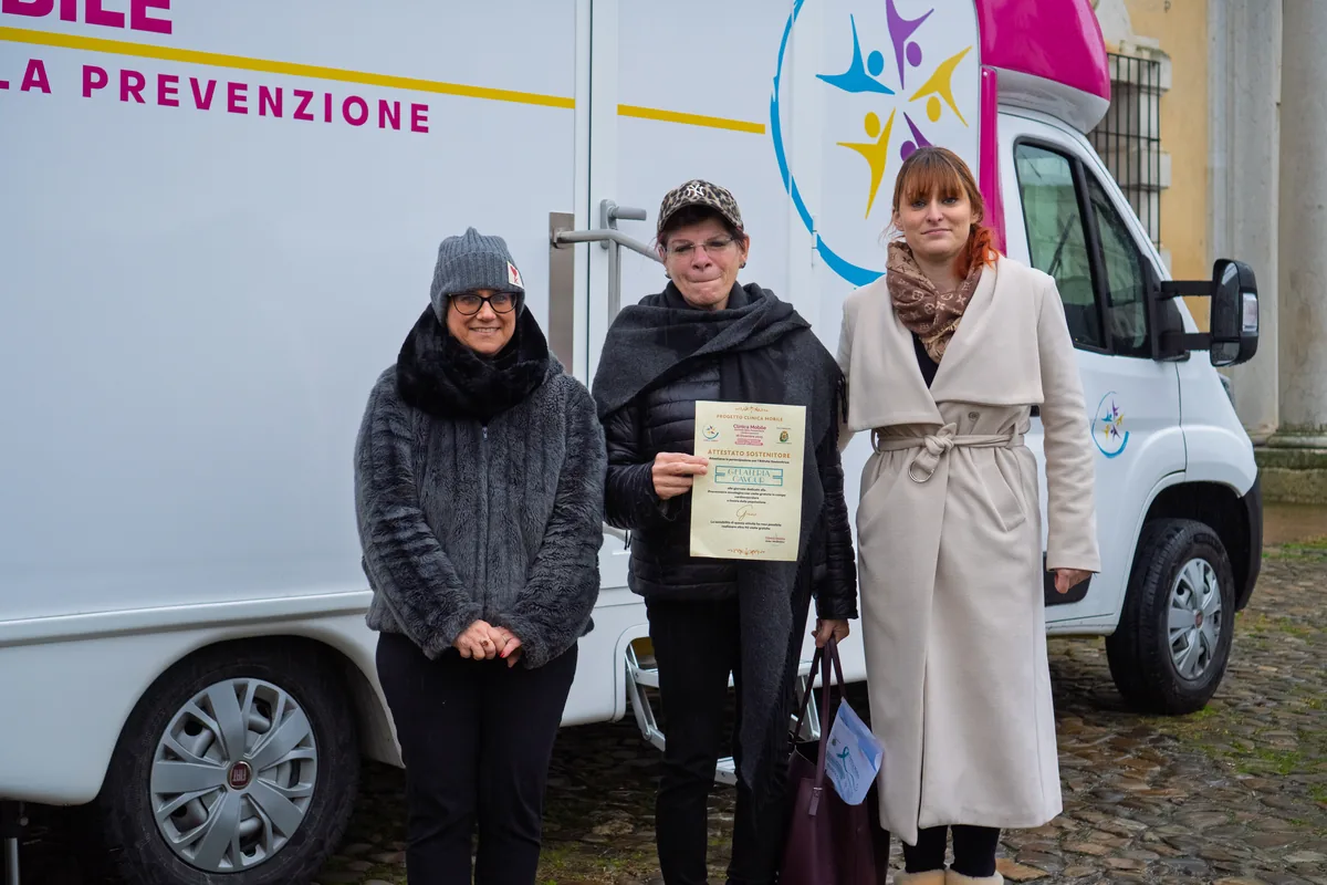 La Reggia di Colorno e l'ambulatorio mobile della Clinica Mobile