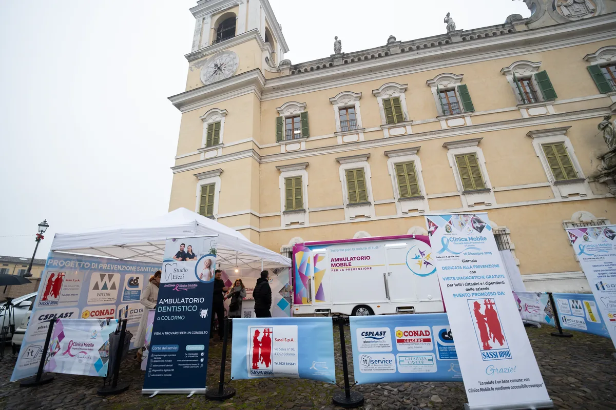 Stand della Clinica Mobile davanti alla Reggia di Colorno