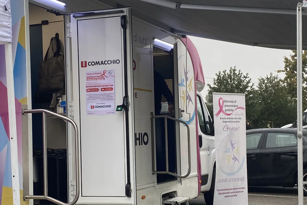 L'ambulatorio mobile della Clinica Mobile alla sede di Comacchio per le visite dermatologiche e urologiche