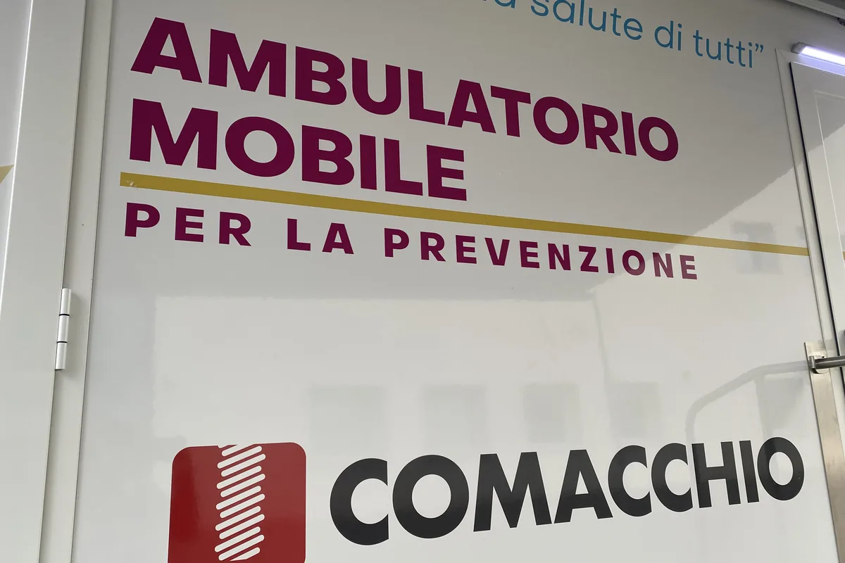 L'ambulatorio mobile della Clinica Mobile alla sede di Comacchio per le visite dermatologiche e urologiche