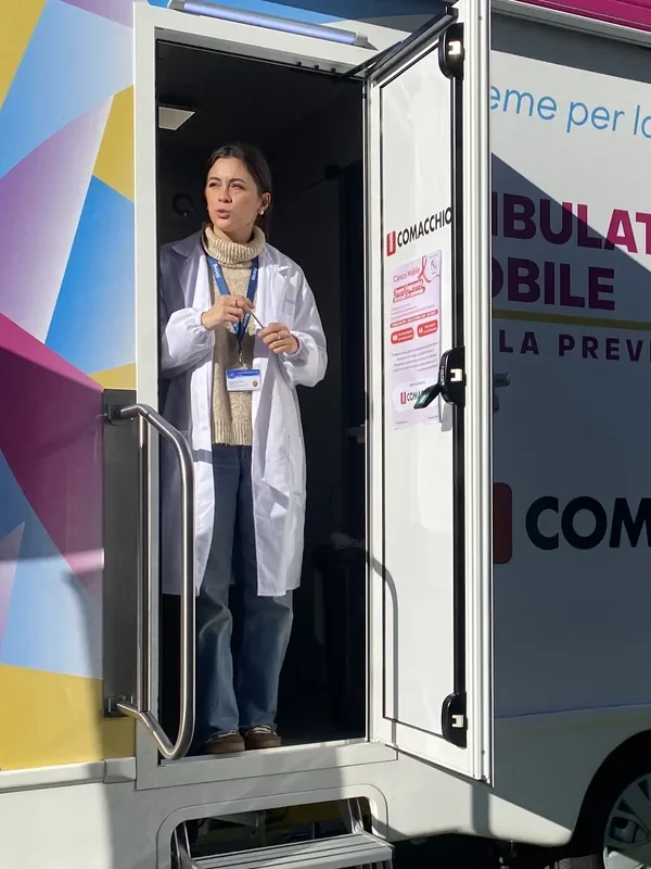 La dottoressa sulla porta dell'ambulatorio mobile durante la giornata di prevenzione a Comacchio