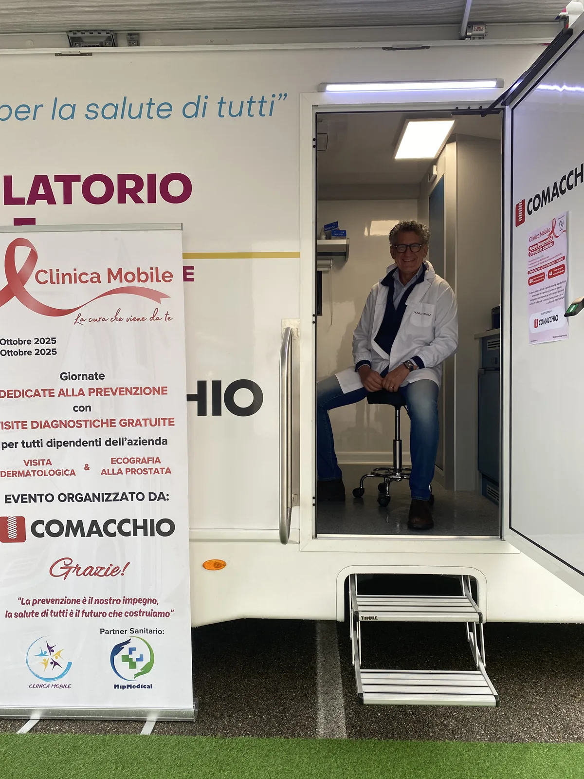 Il medico all'ingresso dell'ambulatorio mobile per le visite a Comacchio