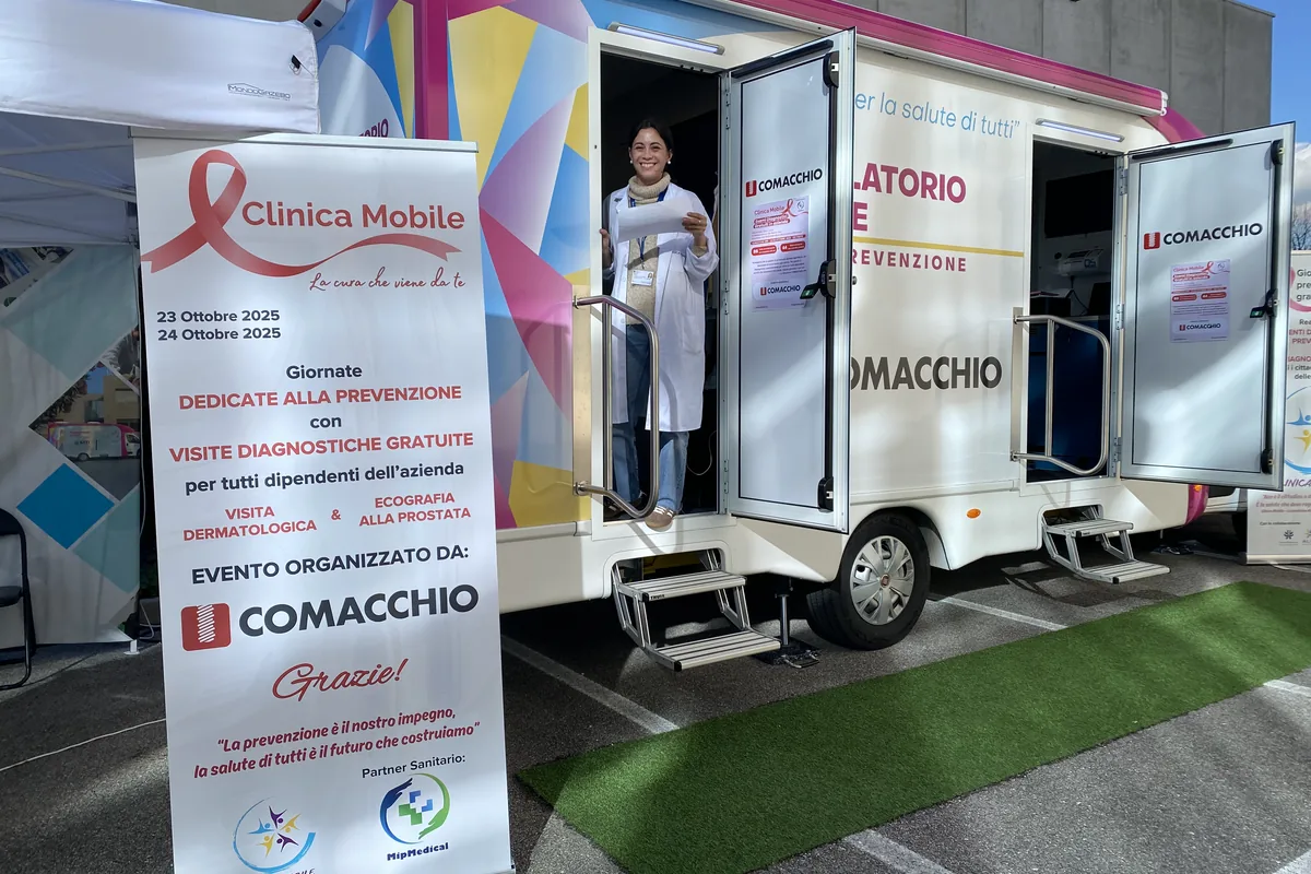 Il personale sanitario della Clinica Mobile all'ambulatorio mobile a Comacchio