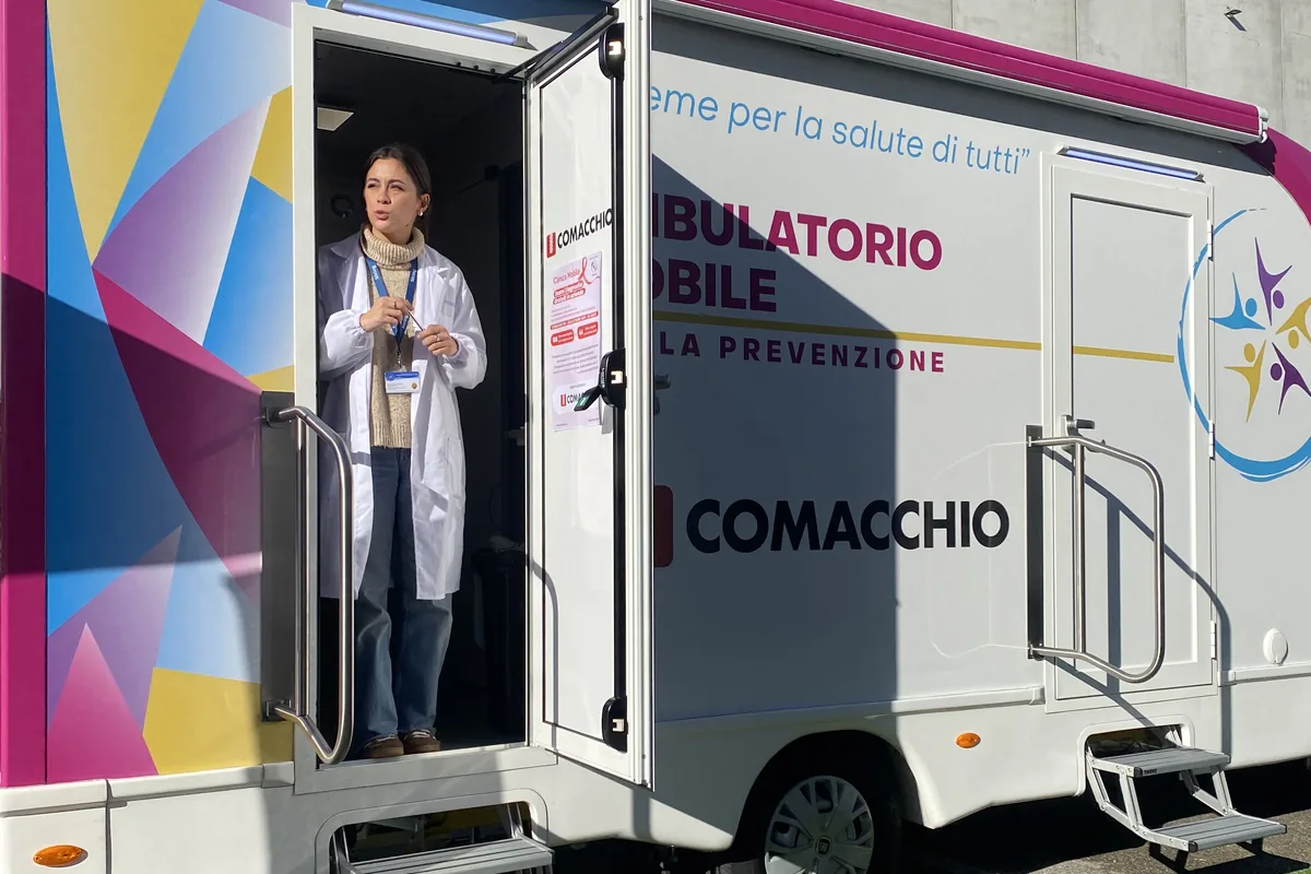 Il personale sanitario della Clinica Mobile all'ambulatorio mobile a Comacchio