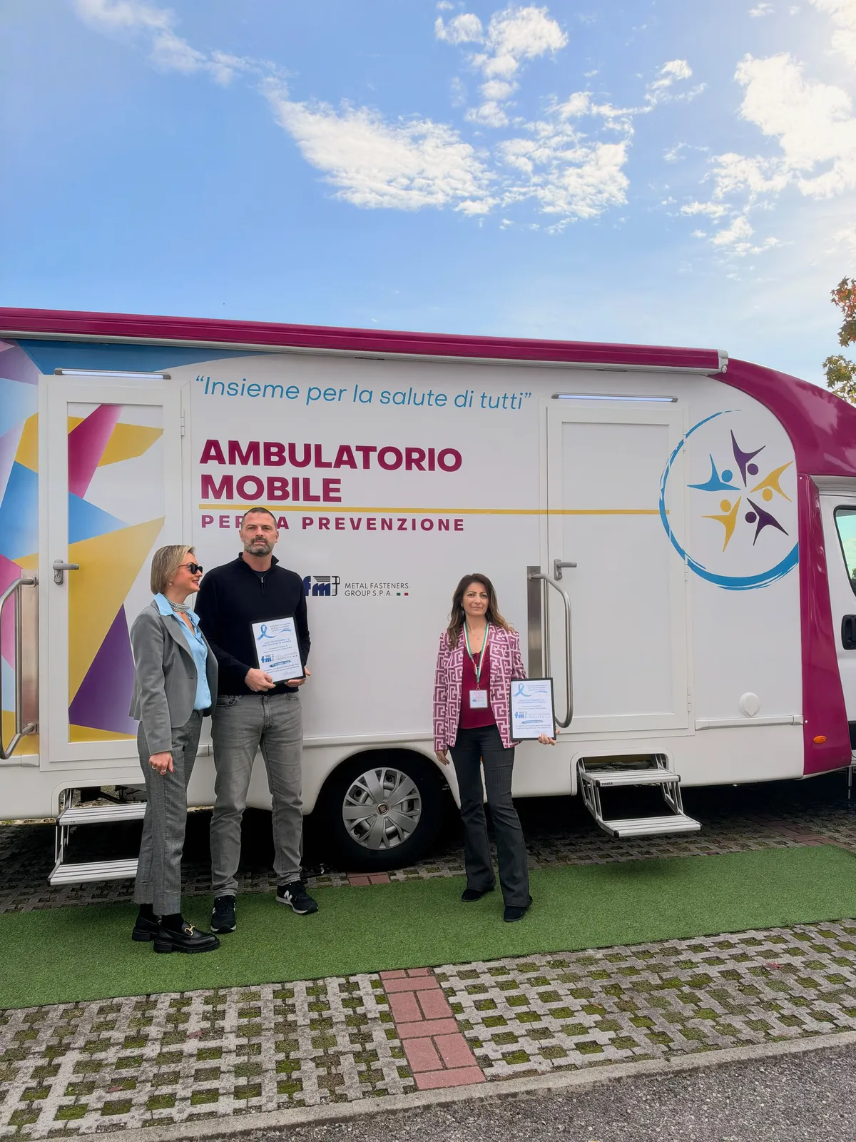 Tre colleghe di FM davanti all'ambulatorio mobile dopo la visita
