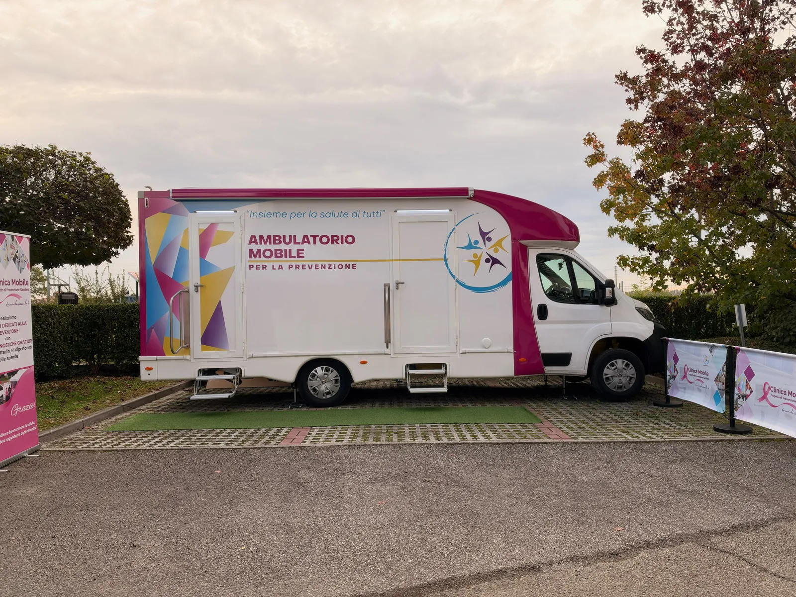 L'ambulatorio mobile di Clinica Mobile parcheggiato nel piazzale della sede FM di Reggio Emilia