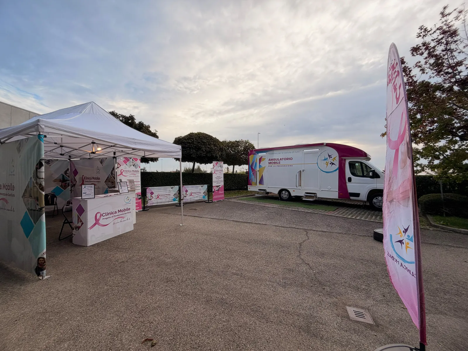 Il gazebo dell'accoglienza, la bandiera rosa e l'ambulatorio mobile nel piazzale di FM