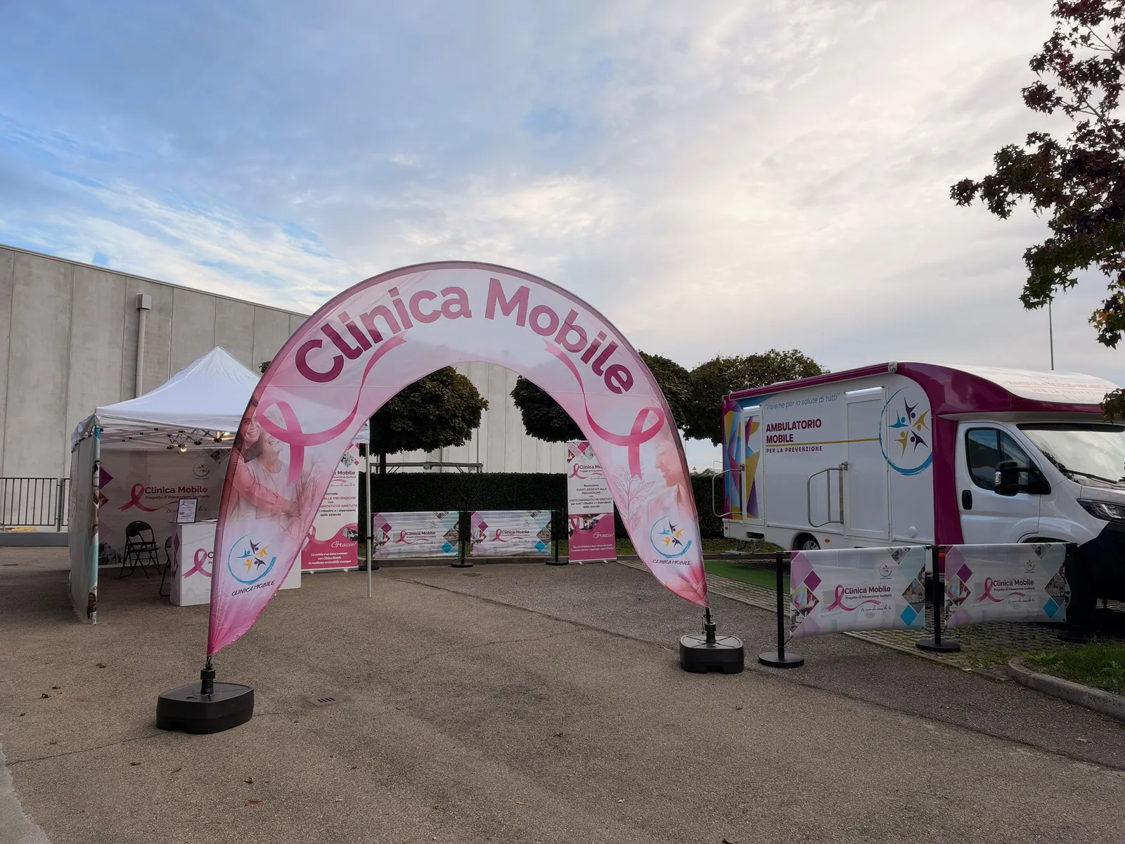 L'arco rosa Clinica Mobile montato davanti all'ambulatorio nel piazzale di FM