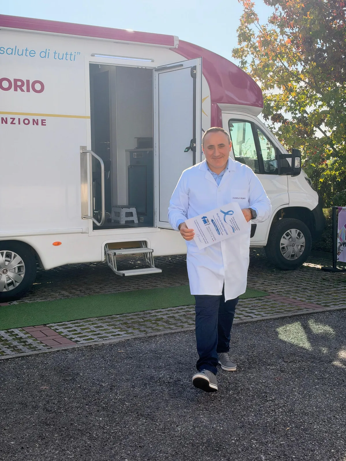 Il medico in camice scende dall'ambulatorio mobile nel piazzale di FM
