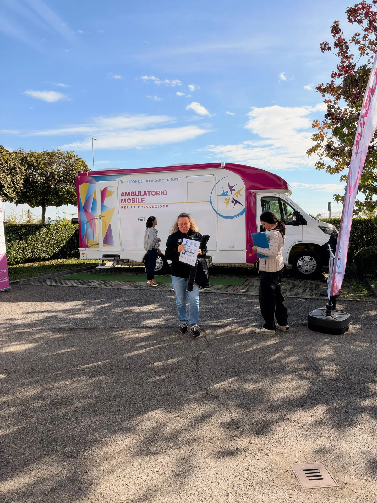 Una dipendente di FM si avvia verso l'ambulatorio mobile sotto la bandiera rosa