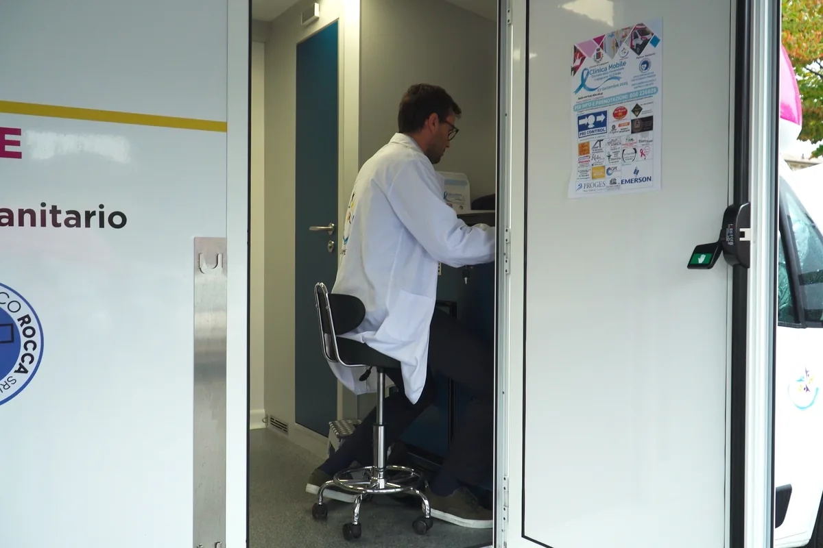 Medico all'ingresso dell'ambulatorio mobile a Lugagnano