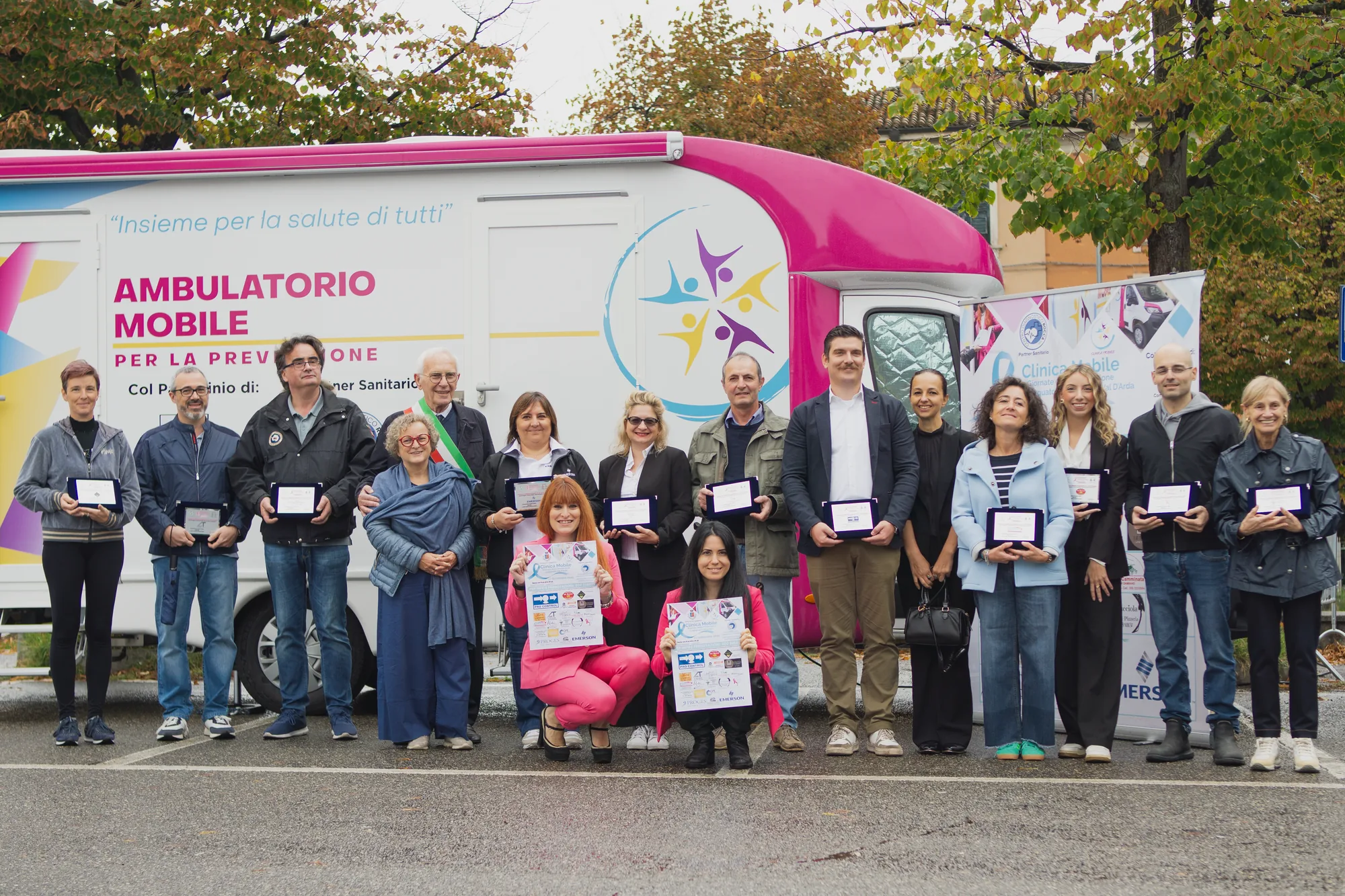 Clinica Mobile a Lugagnano Val d'Arda: foto di gruppo della giornata di prevenzione