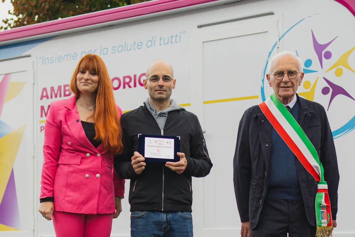 Partner premiati davanti all'ambulatorio mobile a Lugagnano