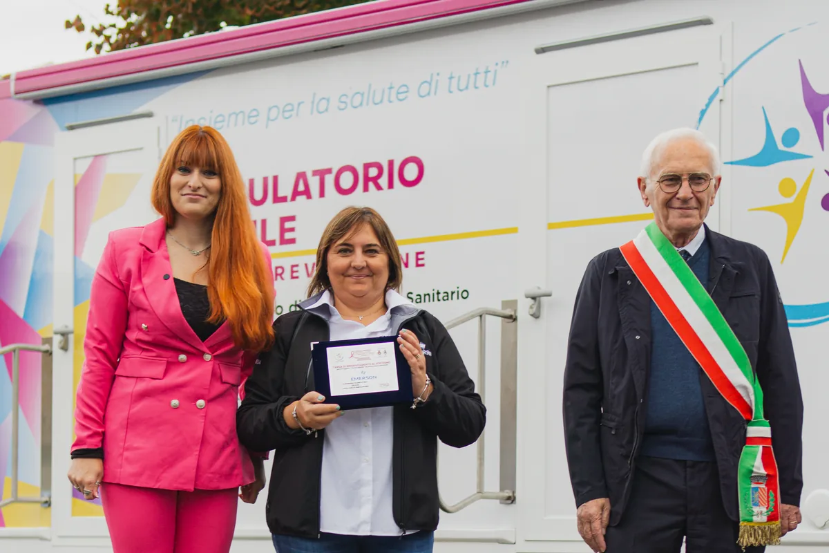 Partner e organizzatori davanti all'ambulatorio mobile a Lugagnano