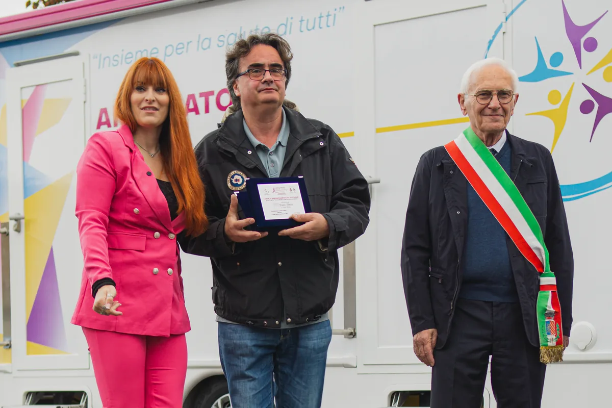 Consegna di un riconoscimento a un partner a Lugagnano