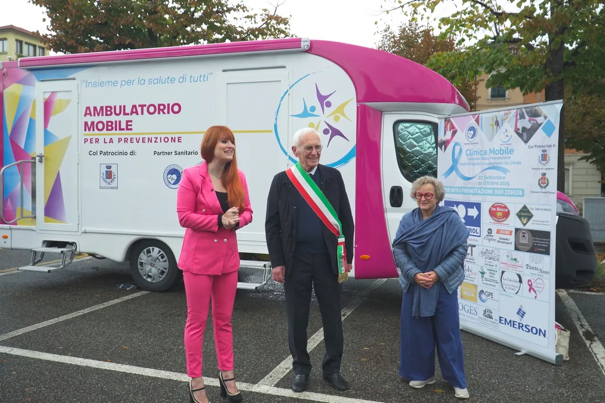 Lo staff della Clinica Mobile allo stand di Lugagnano