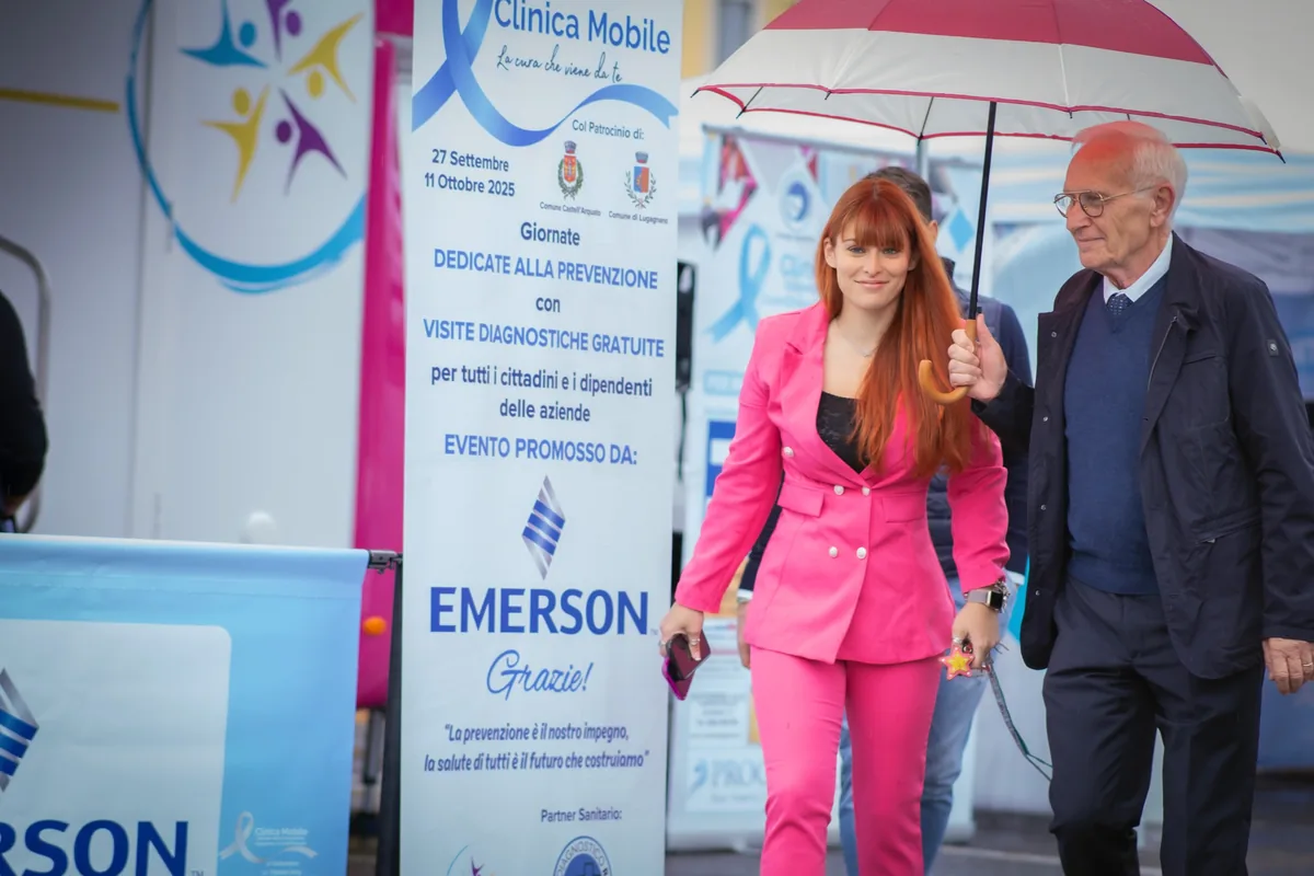 Lo staff della Clinica Mobile con un partner a Lugagnano