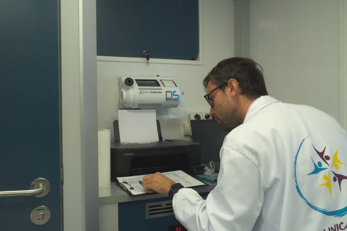 Operatore sanitario all'interno dell'ambulatorio mobile a Lugagnano