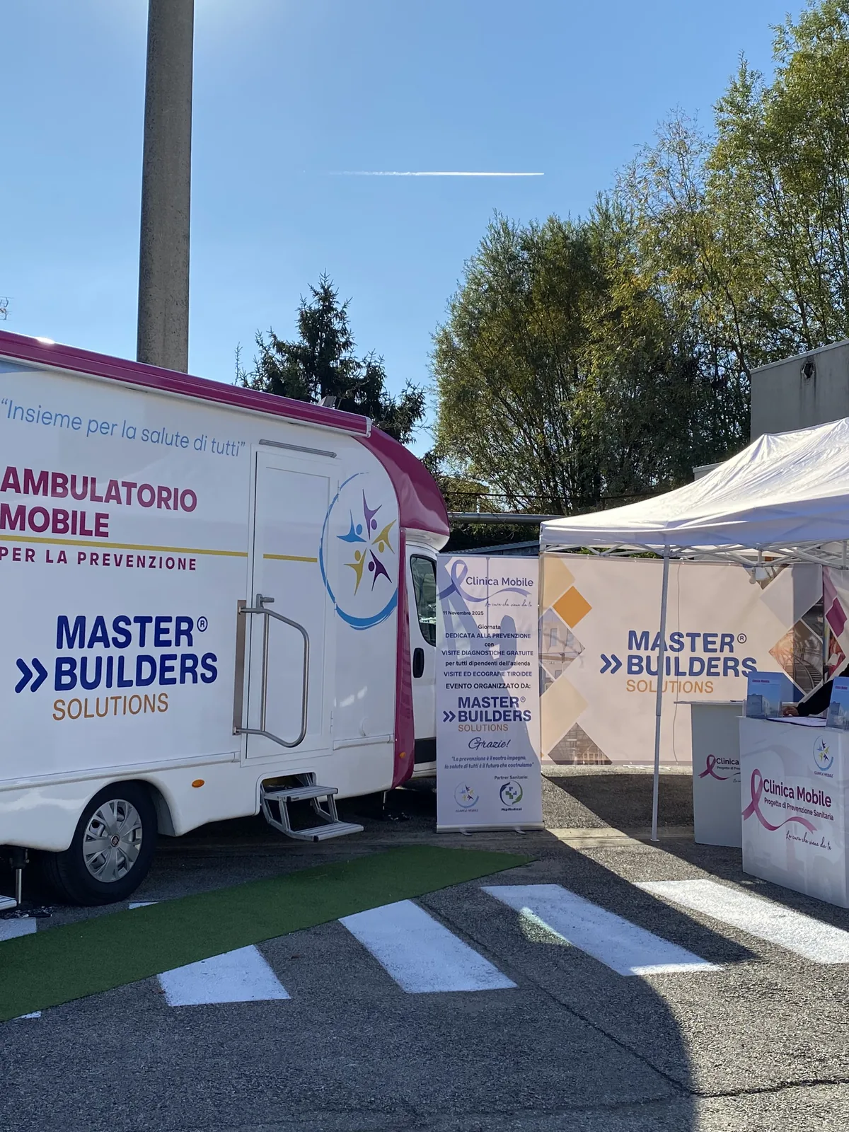 Ambulatorio mobile e stand della Clinica Mobile alla sede di Master Builders Solutions