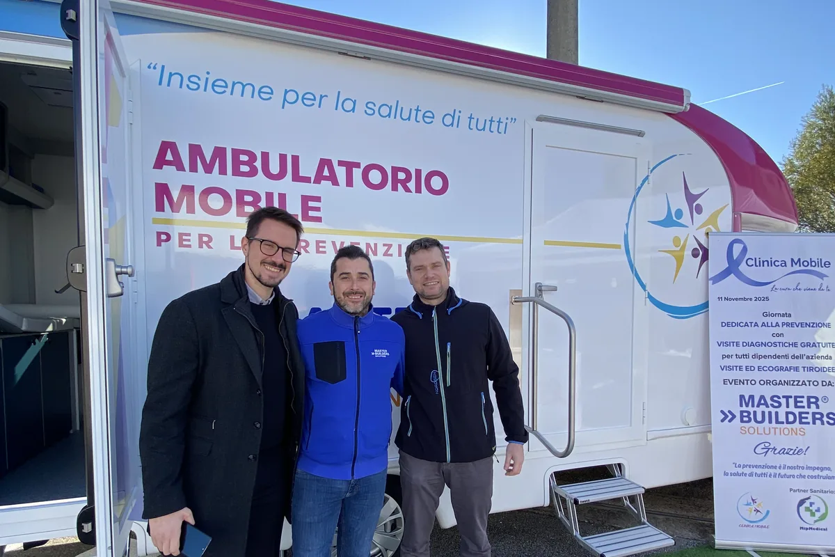 I referenti dell'azienda davanti all'ambulatorio mobile a Master Builders Solutions