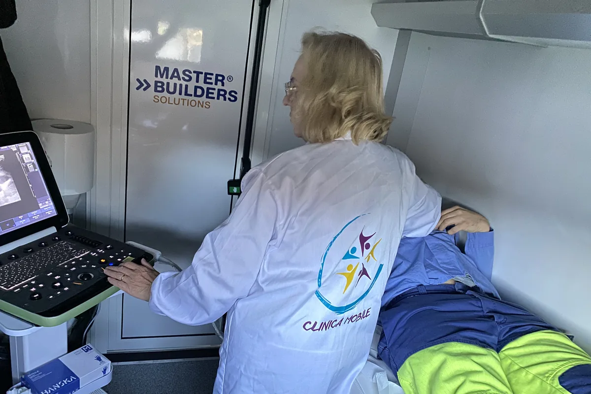 Operatrice della Clinica Mobile durante lo screening tiroideo in azienda