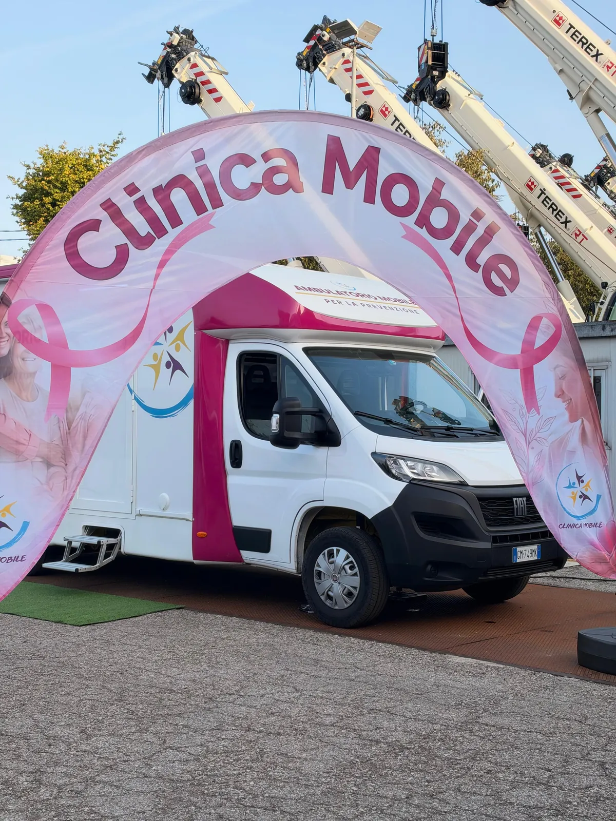 L'arco rosa Clinica Mobile davanti all'ambulatorio mobile nel piazzale di RT Cranes