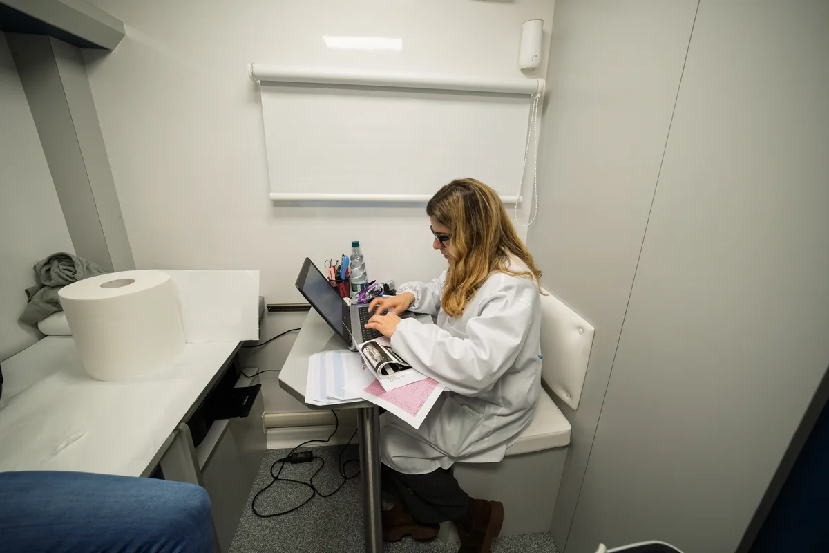 Accoglienza e iscrizioni al desk della Clinica Mobile a San Secondo Parmense