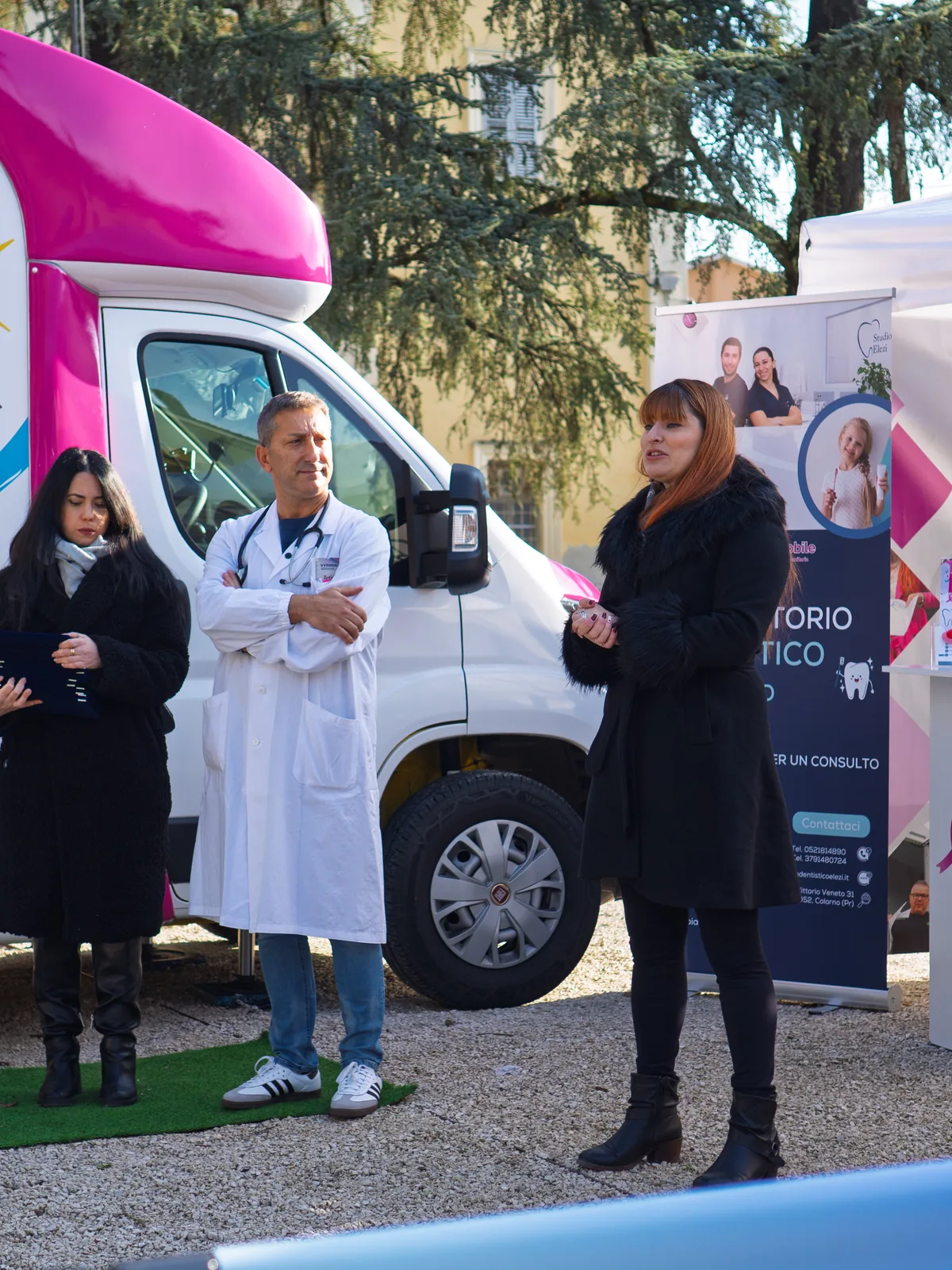Il personale medico e le operatrici della Clinica Mobile durante la presentazione a San Secondo Parmense