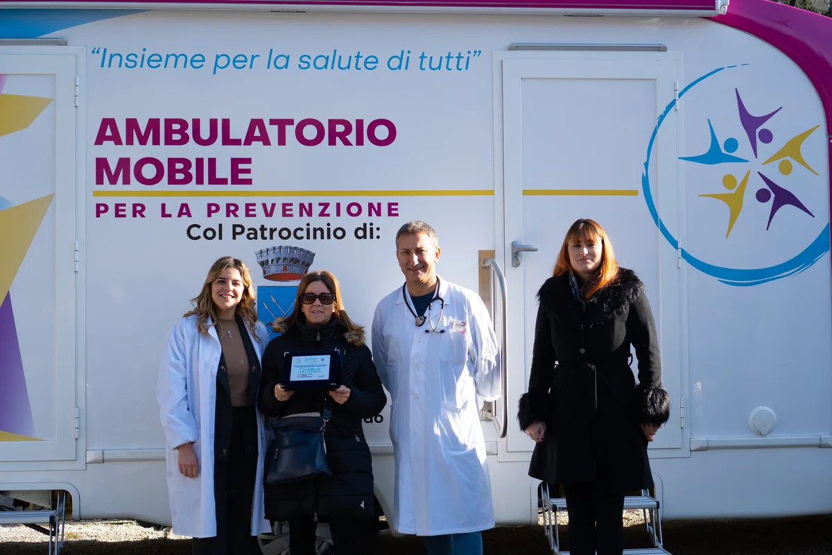 Partner premiati davanti all'ambulatorio mobile a San Secondo Parmense